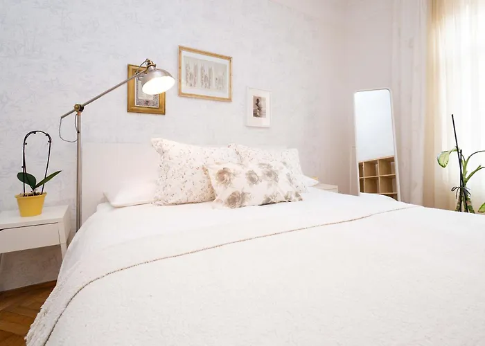 Old Town Serenity & Historic Charm Apartamento Bratislava